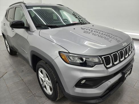 Used 2024 Jeep Compass Latitude image 2