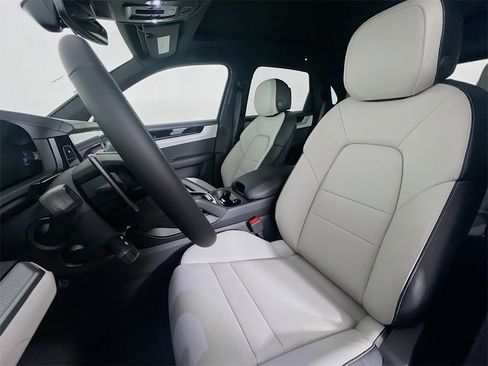 New 2026 Porsche Cayenne Base image 5