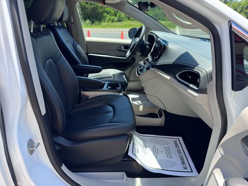 Used 2024 Chrysler Pacifica Limited FWD image 31