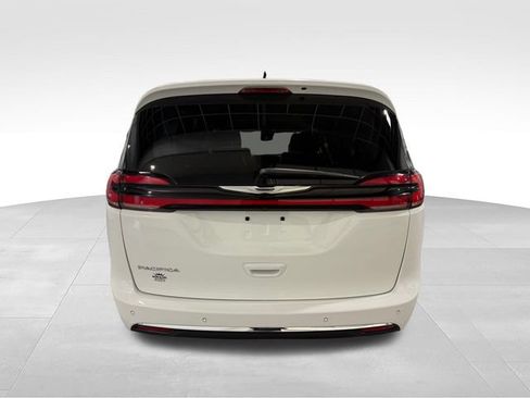 Used 2024 Chrysler Pacifica Touring-L FWD image 6