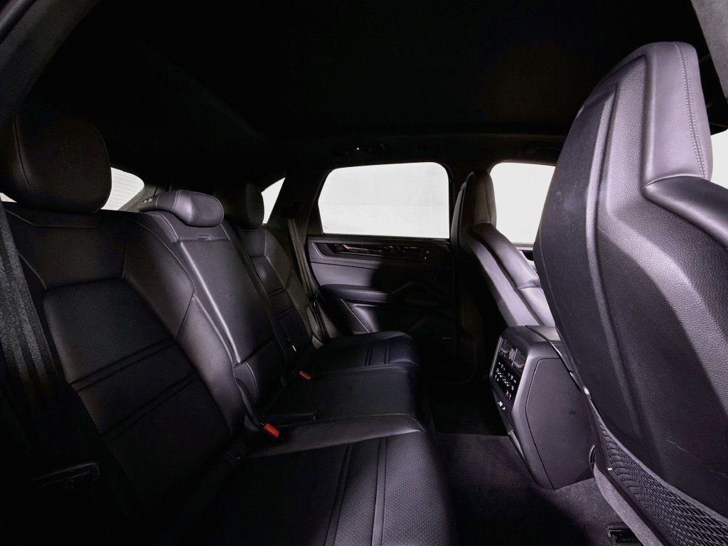Certified 2025 Porsche Cayenne GTS AWD/4WD image 19
