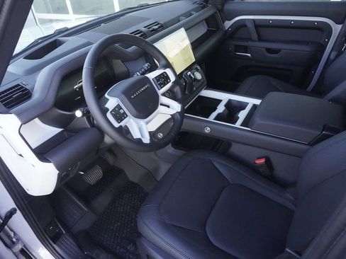 New 2026 Land Rover Defender 110 X-Dynamic SE image 18