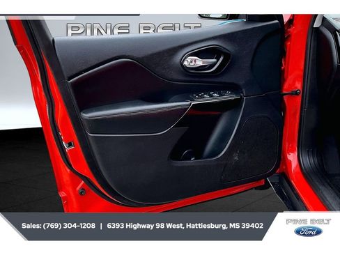 Used 2021 Jeep Cherokee Latitude Plus AWD/4WD image 17