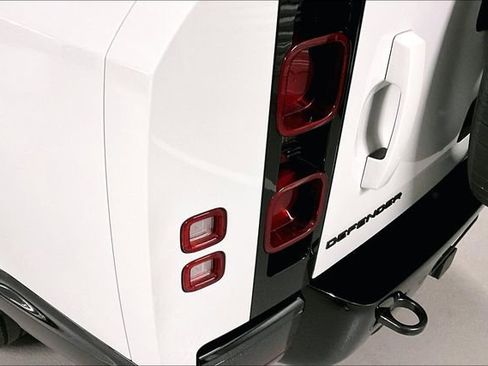 Certified 2024 Land Rover Defender 130 X-Dynamic SE AWD/4WD image 29