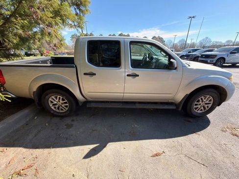 Used 2014 Nissan Frontier SV image 2