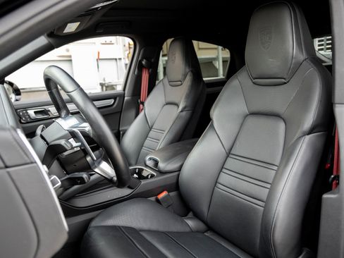 Certified 2023 Porsche Cayenne Platinum Edition image 5