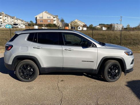 New 2026 Jeep Compass Latitude image 7