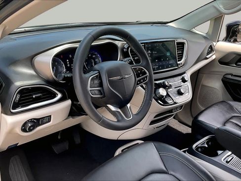Certified 2024 Chrysler Pacifica Touring-L FWD image 17