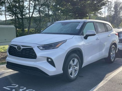 Used 2024 Toyota Highlander LE FWD image 2