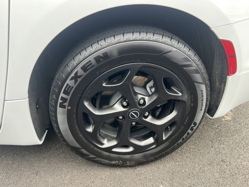 Used 2025 Chrysler Pacifica Premium FWD image 18