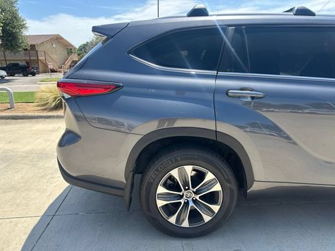 Used 2023 Toyota Highlander XLE AWD/4WD image 6