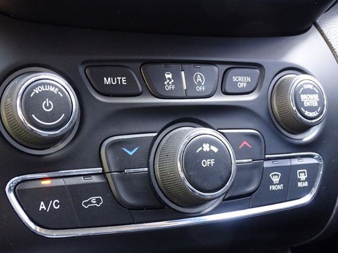 Used 2019 Jeep Cherokee Latitude Plus FWD image 28