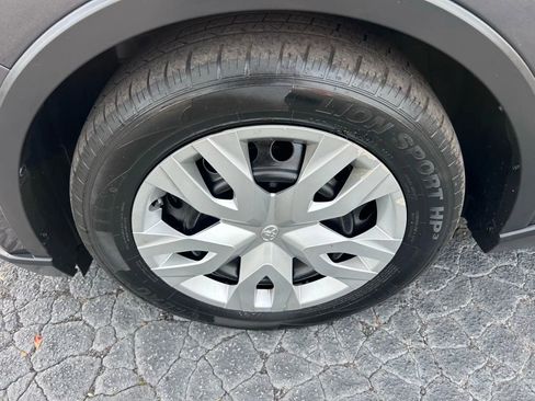 Used 2021 Toyota C-HR LE image 31