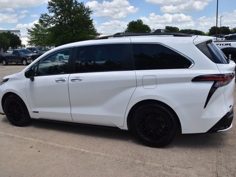 Used 2021 Toyota Sienna XSE AWD/4WD image 9