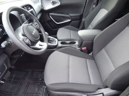 Used 2025 Kia Soul LX w/ LX Technology Package FWD image 6