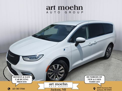 Used 2023 Chrysler Pacifica Touring-L FWD image 1