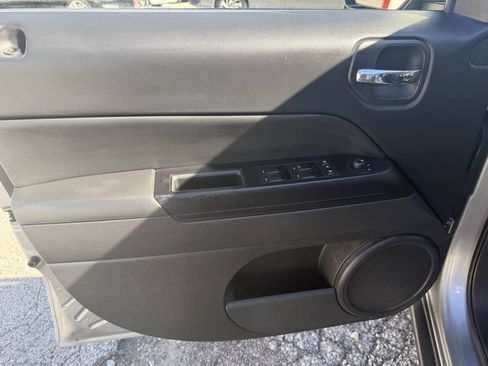 Used 2016 Jeep Patriot Latitude AWD/4WD image 13