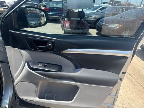 Used 2017 Toyota Highlander LE FWD image 19