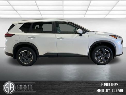 Used 2024 Nissan Rogue SV w/ SV Premium Package image 6