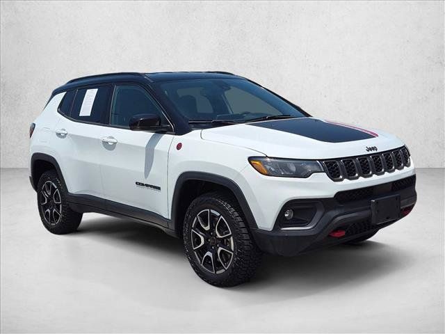Used 2025 Jeep Compass Trailhawk w/ Trailer Tow Group AWD/4WD image 3