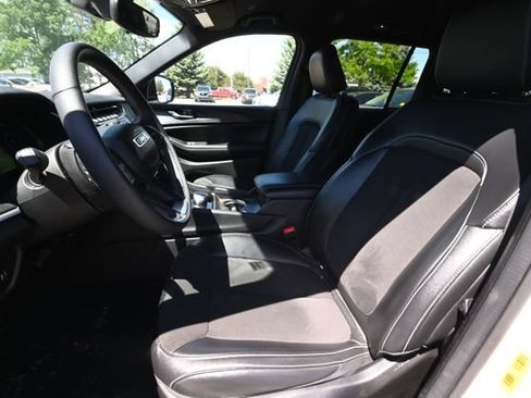 Used 2024 Jeep Grand Cherokee Altitude AWD/4WD image 7