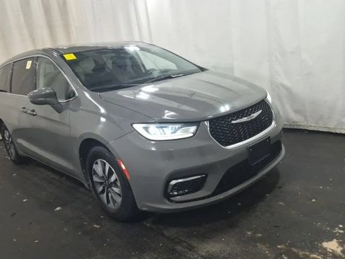 Used 2022 Chrysler Pacifica Touring-L FWD image 5