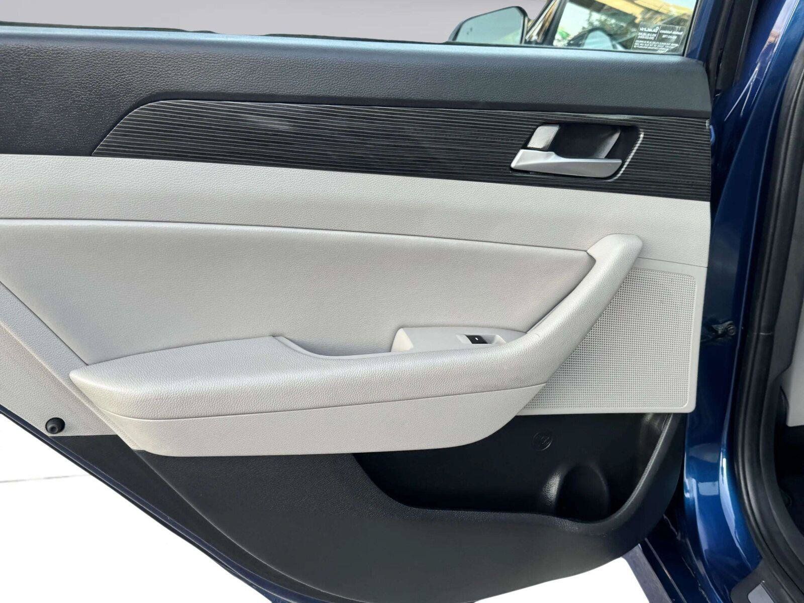 Used 2018 Hyundai Sonata Limited w/ Cargo Package FWD image 27