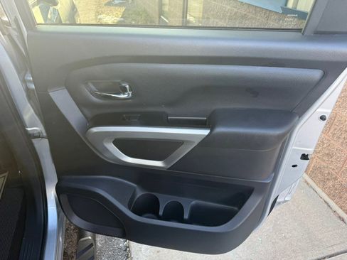 Used 2018 Nissan Titan SV w/ SV Convenience Package image 27