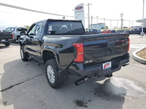 Certified 2025 Toyota Tacoma SR5 AWD/4WD image 3