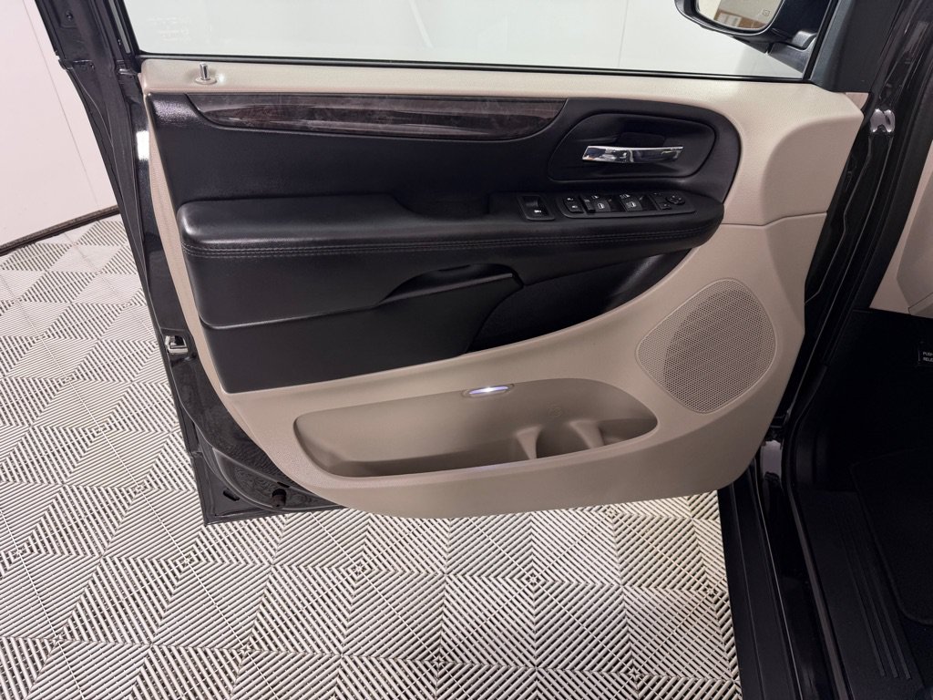 Used 2014 Dodge Grand Caravan SXT FWD image 10