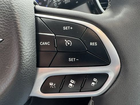 Used 2024 Chrysler Pacifica Touring-L FWD image 8