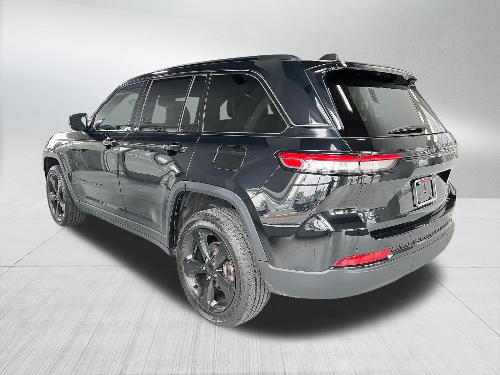 Used 2023 Jeep Grand Cherokee Altitude AWD/4WD image 6