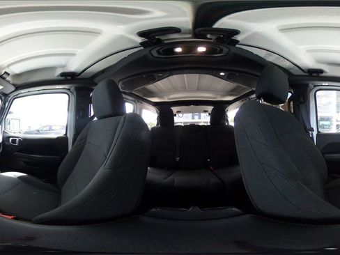 Used 2025 Jeep Wrangler Sahara image 42