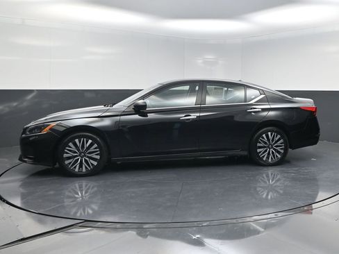 Used 2024 Nissan Altima 2.5 SV image 3
