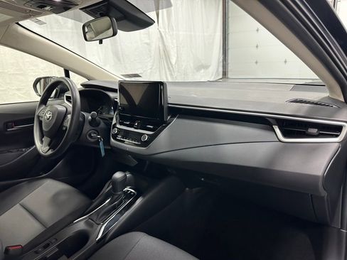 Used 2025 Toyota Corolla LE image 61