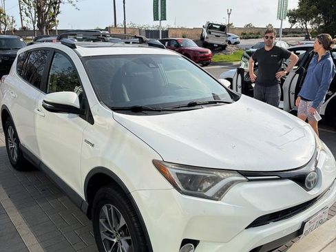 Used 2017 Toyota RAV4 XLE w/ Convenience Package AWD/4WD image 3