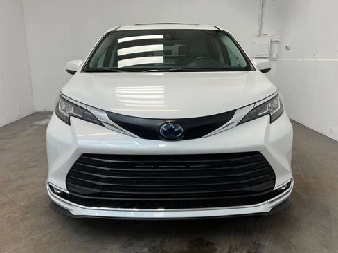 Used 2022 Toyota Sienna XLE w/ XLE Plus Package FWD image 2