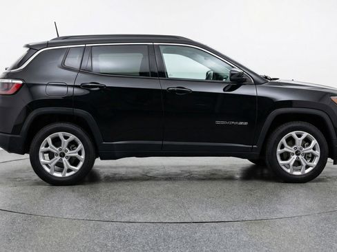 Used 2025 Jeep Compass Latitude image 11