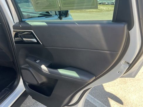Used 2023 Mitsubishi Outlander SE image 32