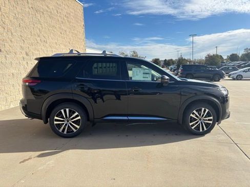New 2025 Nissan Pathfinder Platinum w/ Black Appearance Package image 8