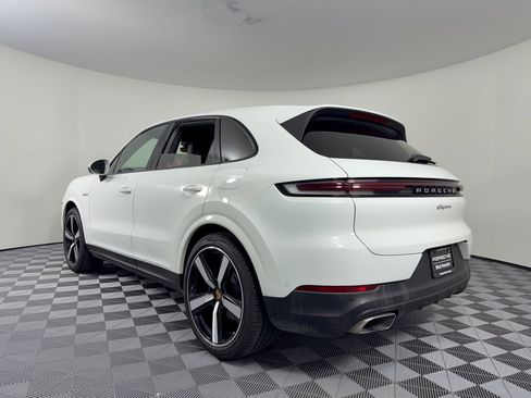 Certified 2025 Porsche Cayenne E-Hybrid AWD/4WD image 3