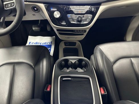 Used 2023 Chrysler Pacifica Touring-L image 38