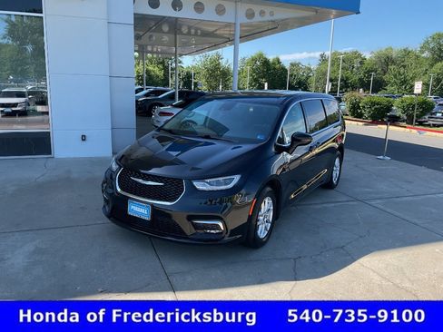 Used 2024 Chrysler Pacifica Touring-L FWD image 2