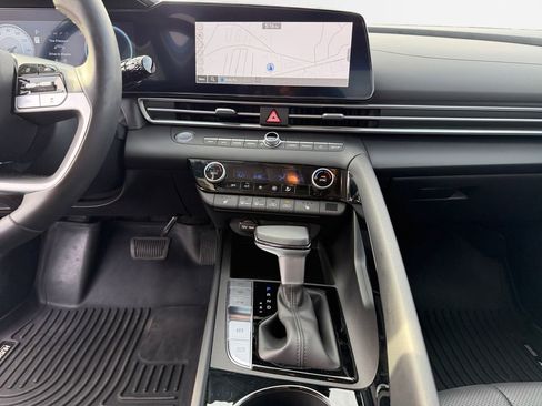 Used 2024 Hyundai Elantra Limited image 22