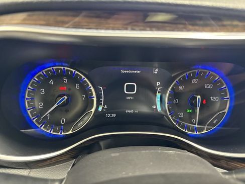 Used 2023 Chrysler Pacifica Limited FWD image 17