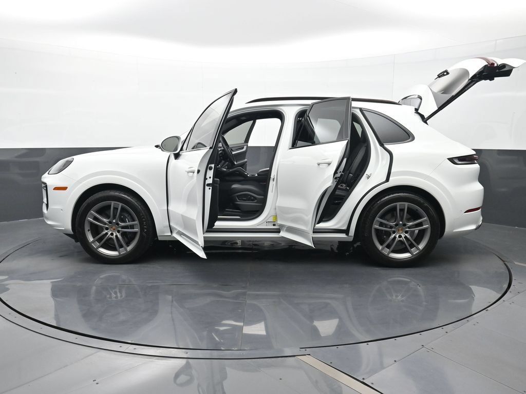 Certified 2025 Porsche Cayenne AWD/4WD image 27