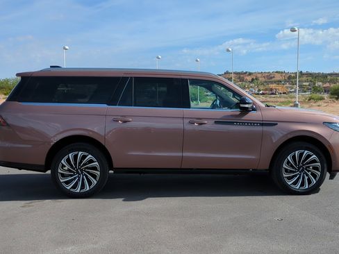 Used 2025 Lincoln Navigator L Black Label image 2