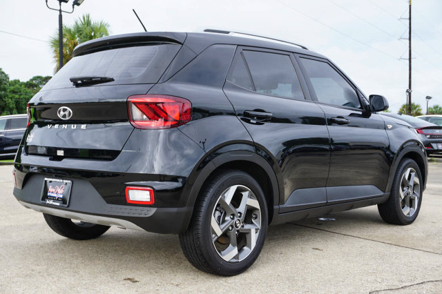 Used 2024 Hyundai Venue SEL FWD image 4