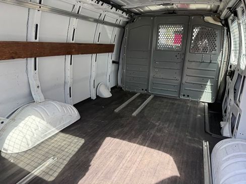 Used 2014 Chevrolet Express 2500 RWD image 18