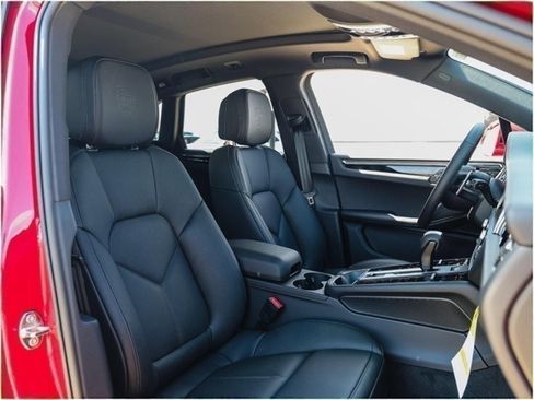 Certified 2025 Porsche Macan image 28